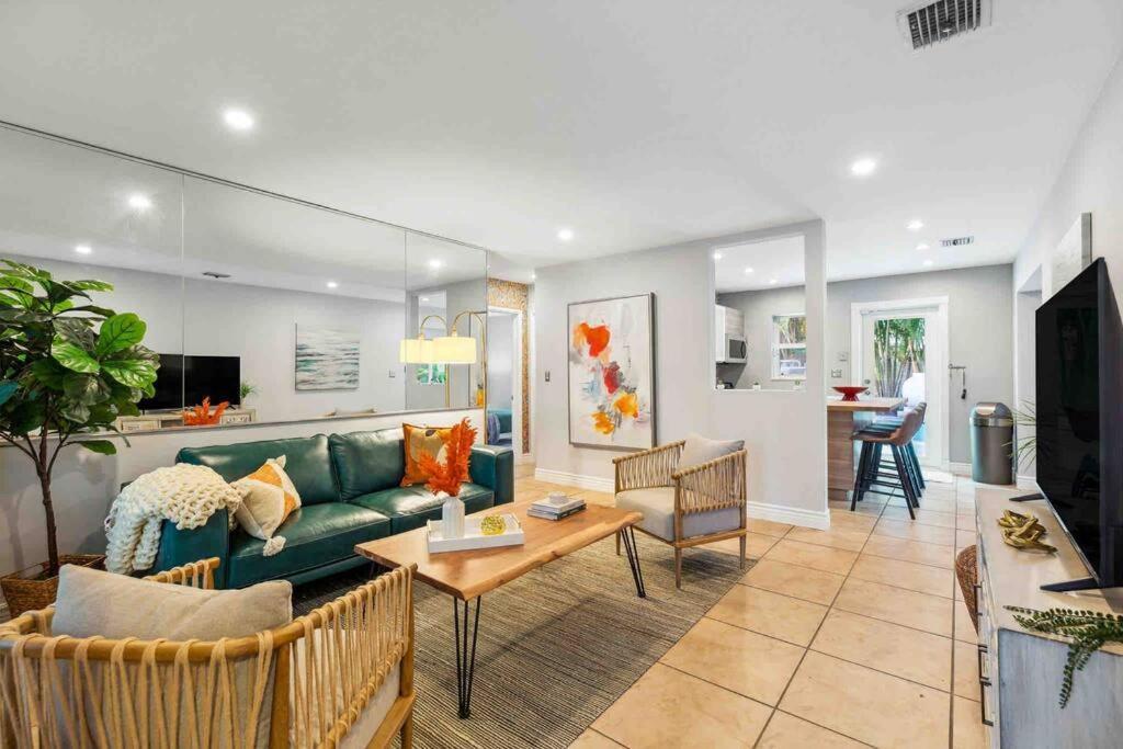 Private Oasis With Pool Near Beaches, Dining & Olas